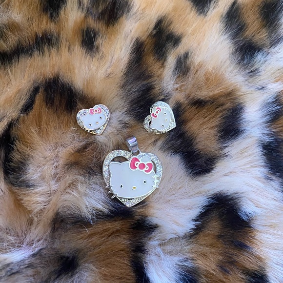 Hello Kitty pendant and earring set - Picture 6 of 7